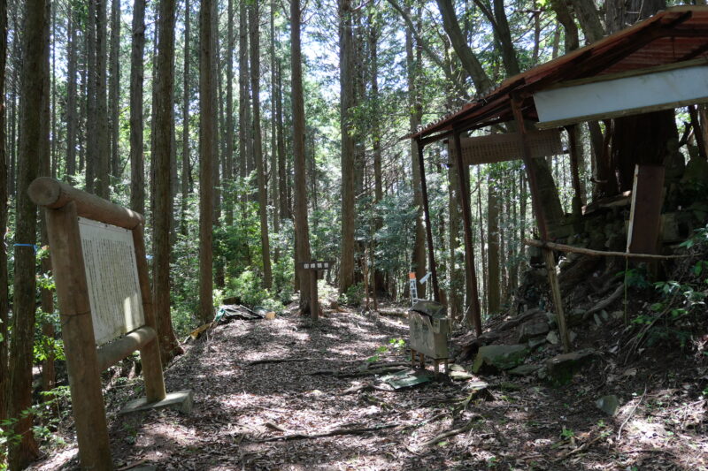 田峯城内乱の首塚