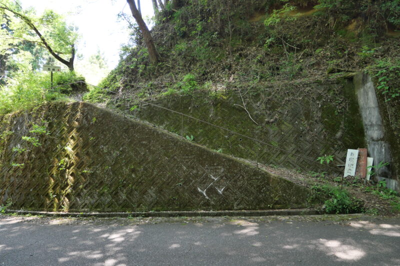田峯城騒乱の首塚へ