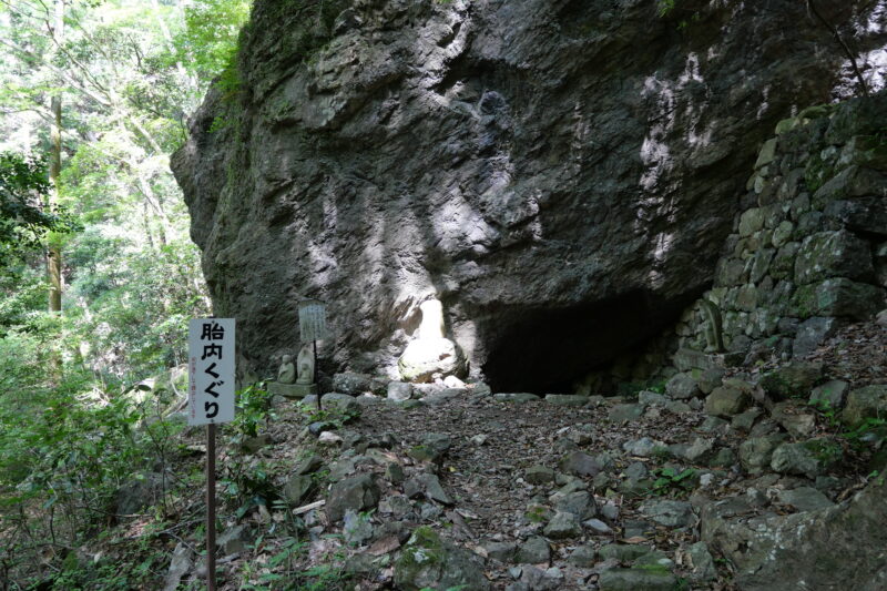 必見の胎内くぐり