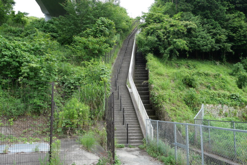 中山砦史跡公園へ登る階段