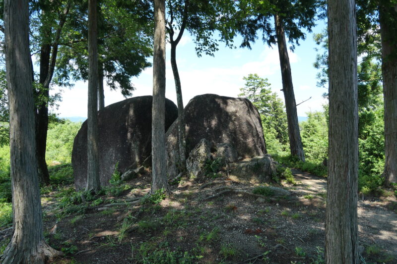 黍生山山頂の大岩