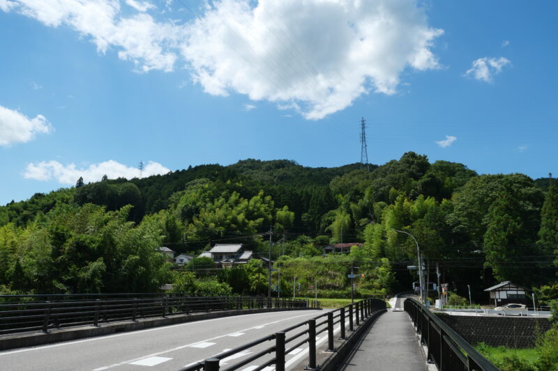 足助新橋から望む黍生山（正面奥）