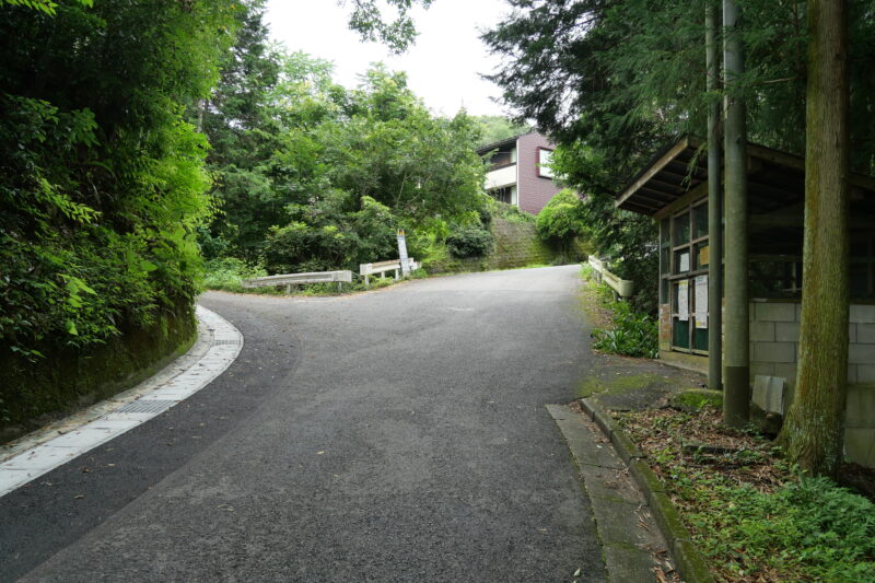 ごみ集積場前三叉路（手前が神明社、左奥が登山口）