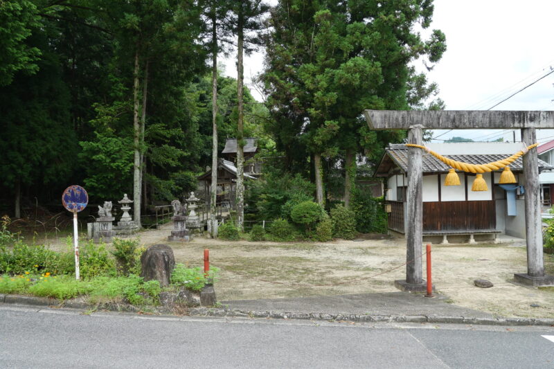 神明社（登山道入口へは左手へ進む）