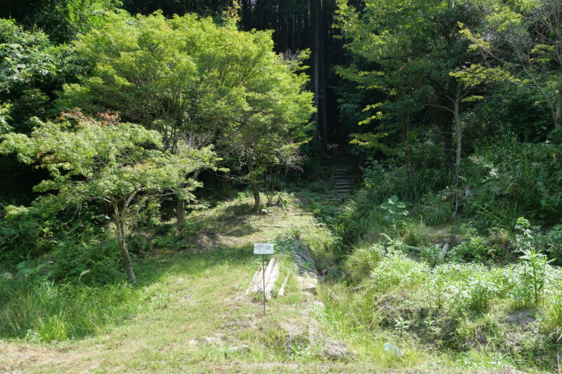 城址登山口（道標の矢印は左を示すが正面の丸太の階段を直登できます）