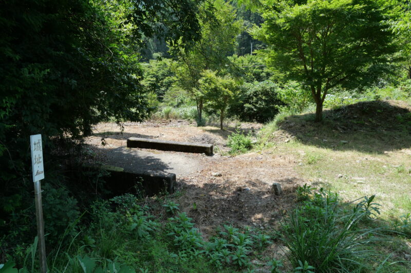 城址登城口へ下山してきます