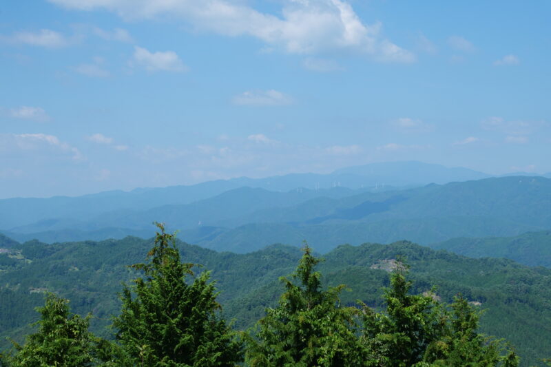 山頂から望む恵那山