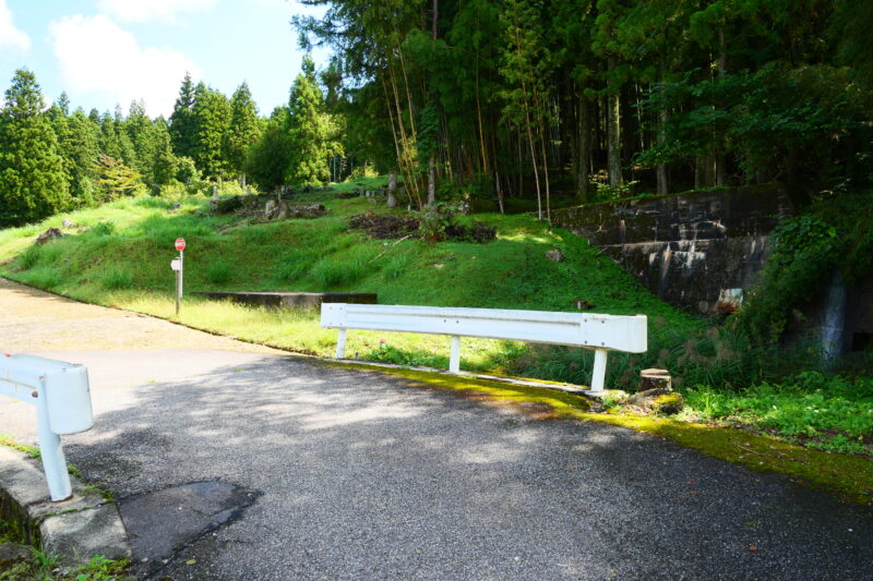 堰堤前「城ヶ山」道標