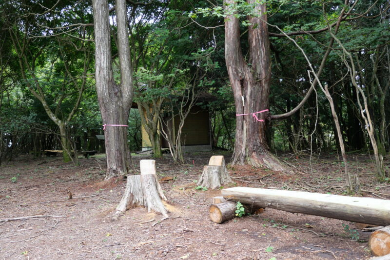 富士見峠のトイレとベンチ