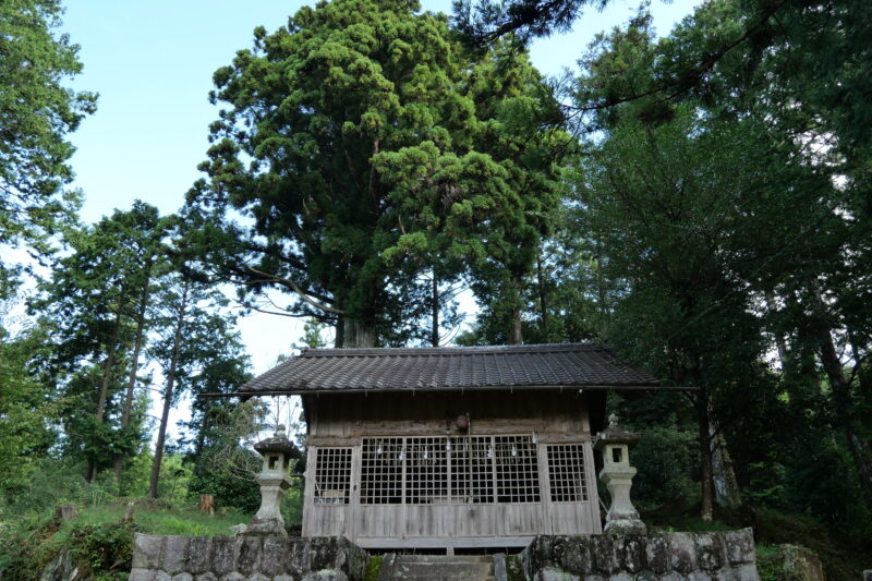 山麓に鎮座する津島神社