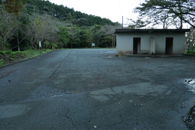 多米峠休憩所の駐車場とトイレ