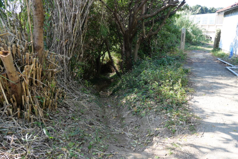 枕石への分岐（左）