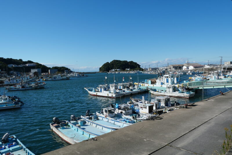 篠島漁港から木島を望む