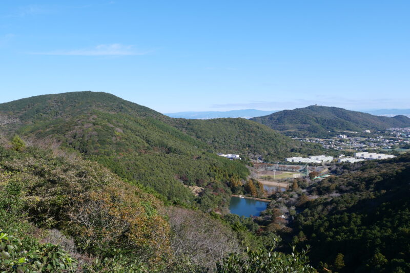 懺悔岩から衣笠山と蔵王山を望む