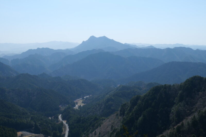 岩古谷山から望む三ツ瀬明神山