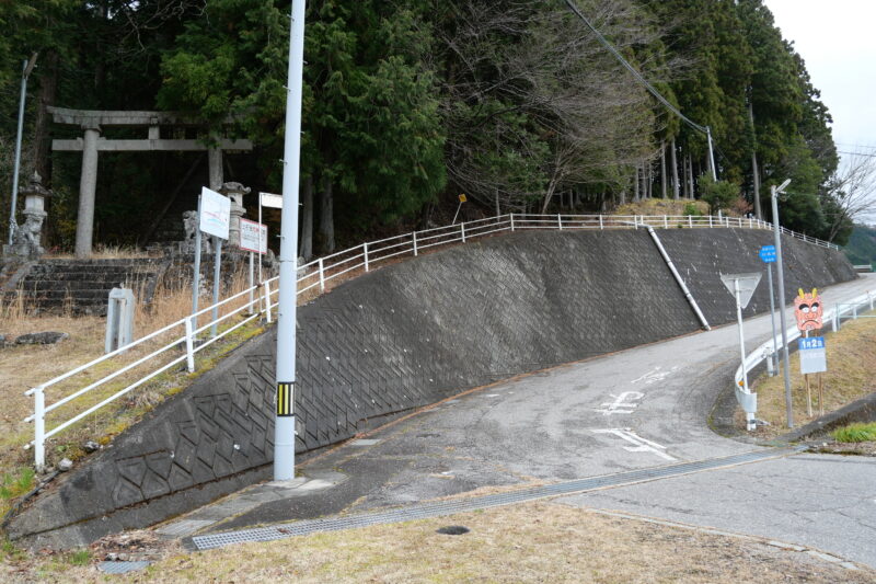 駐車場へは町道を上がる