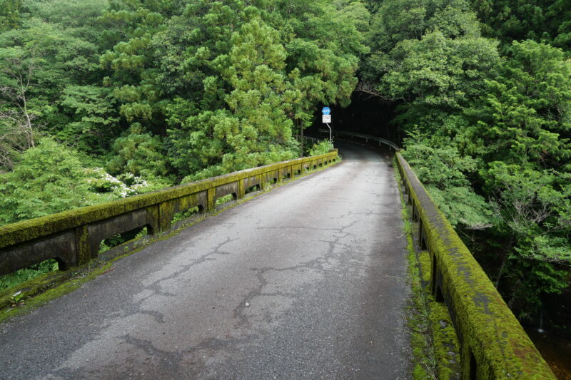小瀧橋を渡る
