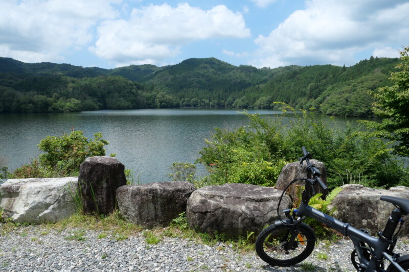「やまびこ」前にて三河湖