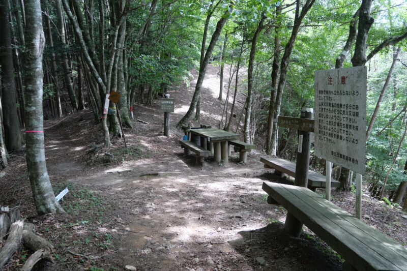 下山は往路（左）を戻る