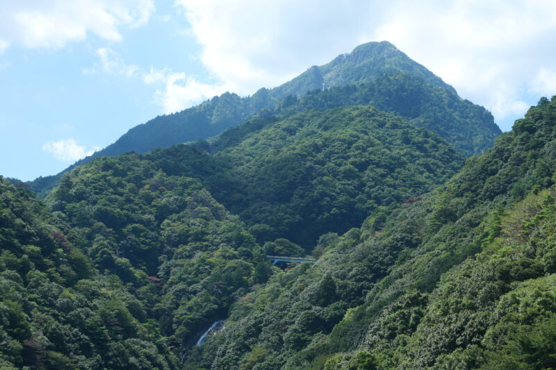 かもしか大橋から望む御在所岳と蒼滝