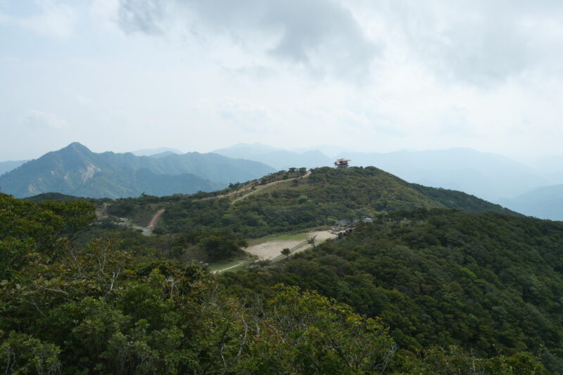 望湖台より望む鎌ヶ岳(左)