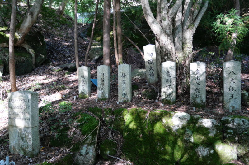登山道には御嶽信仰先達の霊神碑などが並ぶ