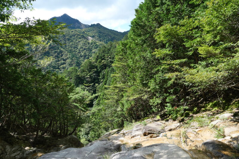 百間滝滝頭から望む鎌ヶ岳