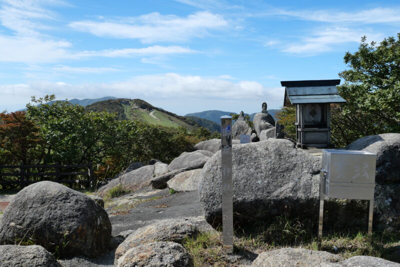 御嶽神社と御在所岳(左)