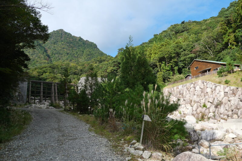 日向小屋と砂防えん堤