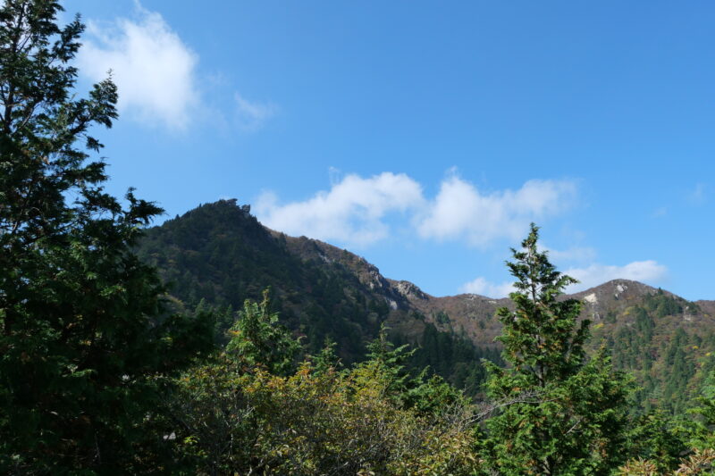 1004mピークから「ゆるぎ岩」、「天狗岩」を望む