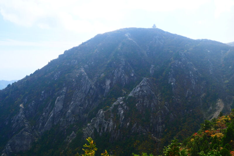 御在所雨量レーダー直下の岩肌