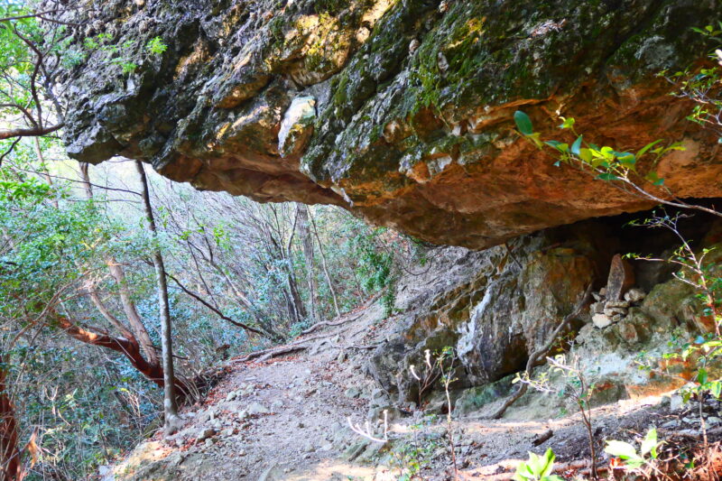 庇状の大岩