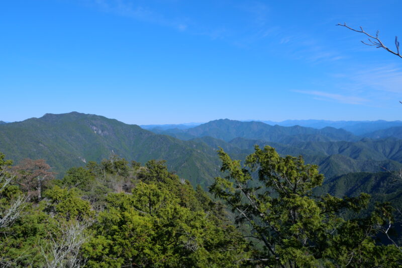 瑠璃山より宇連山、三ツ瀬明神山をのぞむ