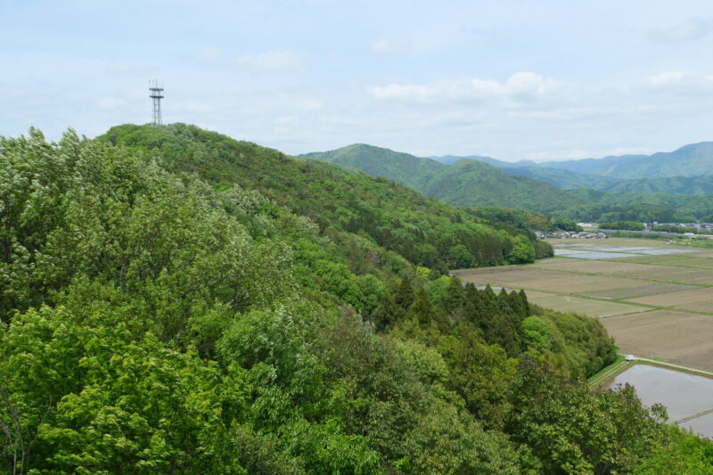 展望台から小谷山をのぞむ