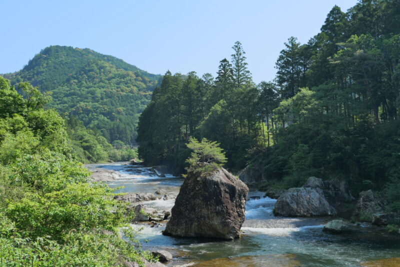 宇連川とたち岩