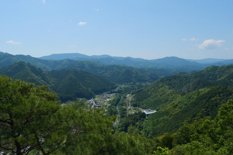 宇連川と能登瀬の町をのぞむ
