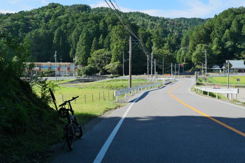 千万町坂を上り切り千万町楽校が見えた
