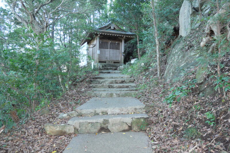 砥神神社奥宮脇を抜け砥神山へ向かう