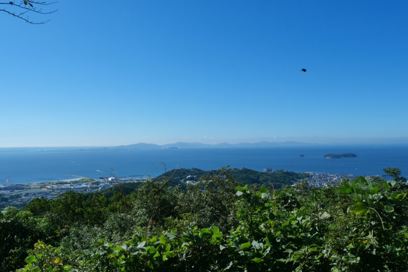 砥神山西峰から三河大島を望む