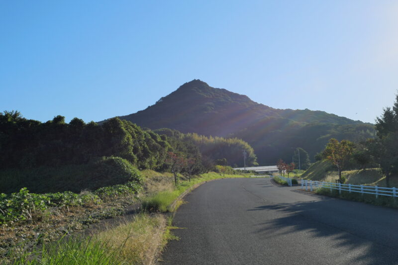 朝日眩しい信仰の山「砥神山」