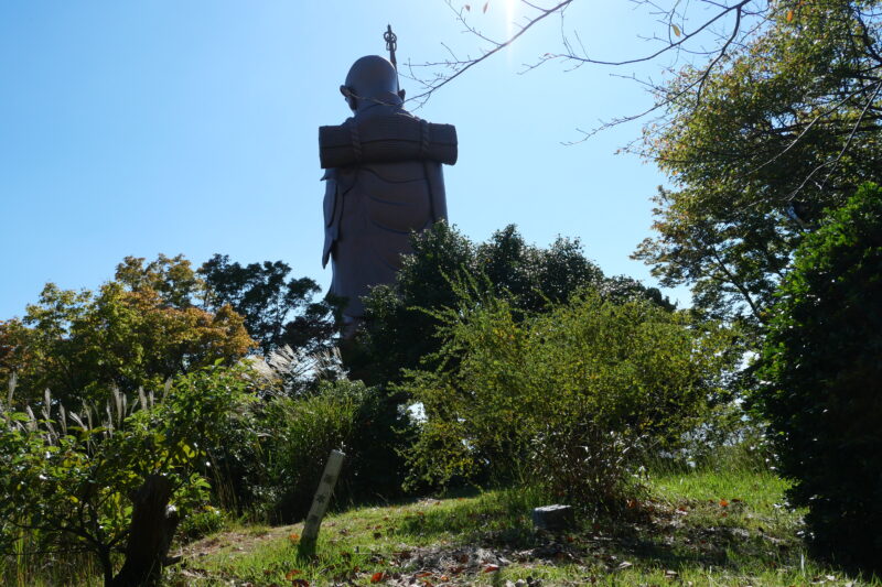 お大師様の背後に「三谷村」三等三角点（標高96.61ｍ）がある
